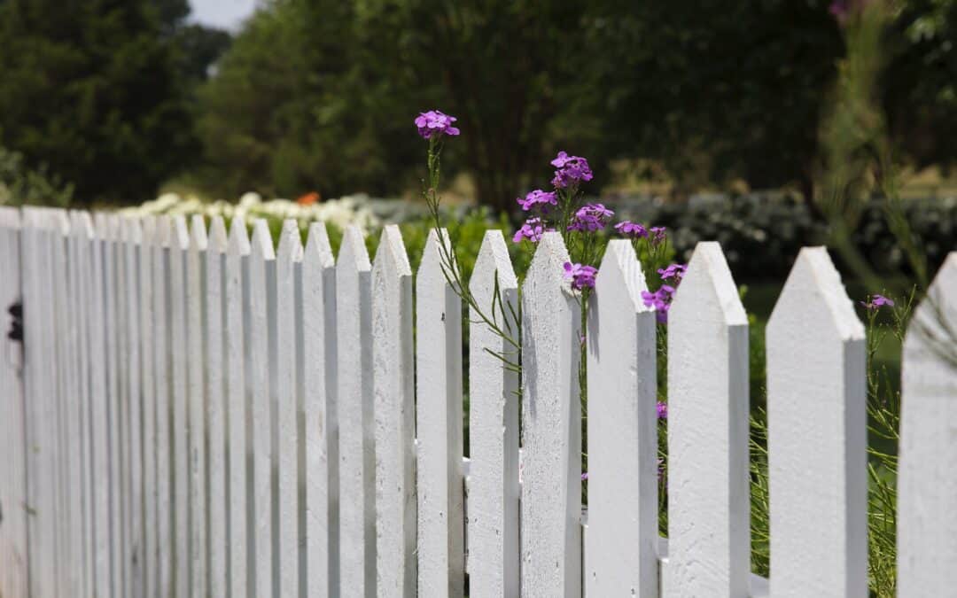 Best Fences And Walls For Your Garden – Retaining Walls, Wooden Picket Fences And More