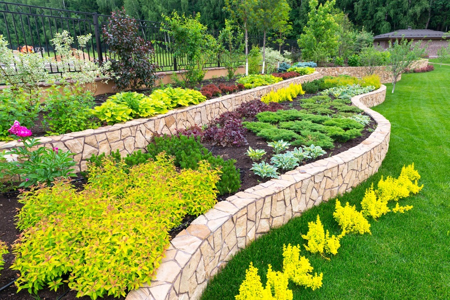 10 Essential Tips for Choosing the Right Landscaping for Your Home