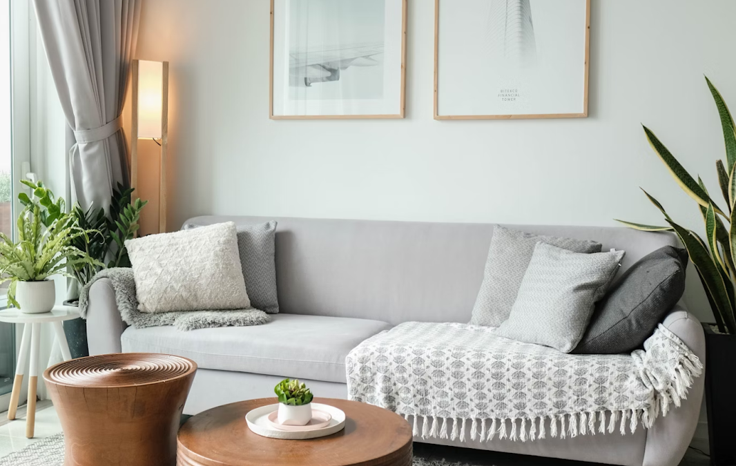 living room with carpeting