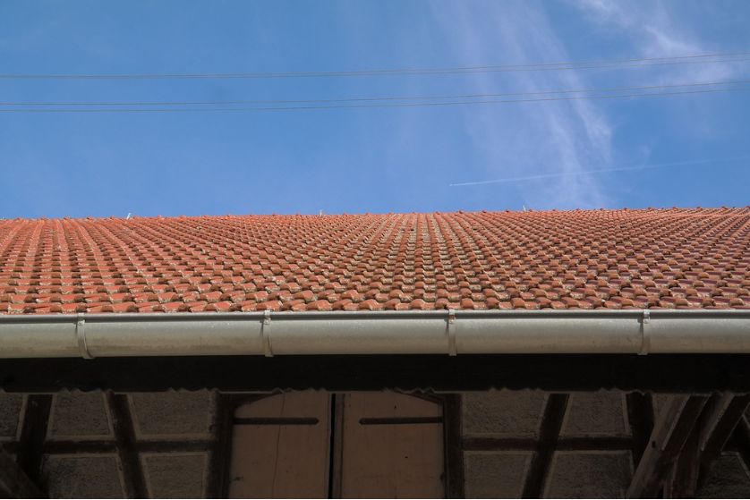 Gutter Installation Showdown: DIY vs. Pro Installation