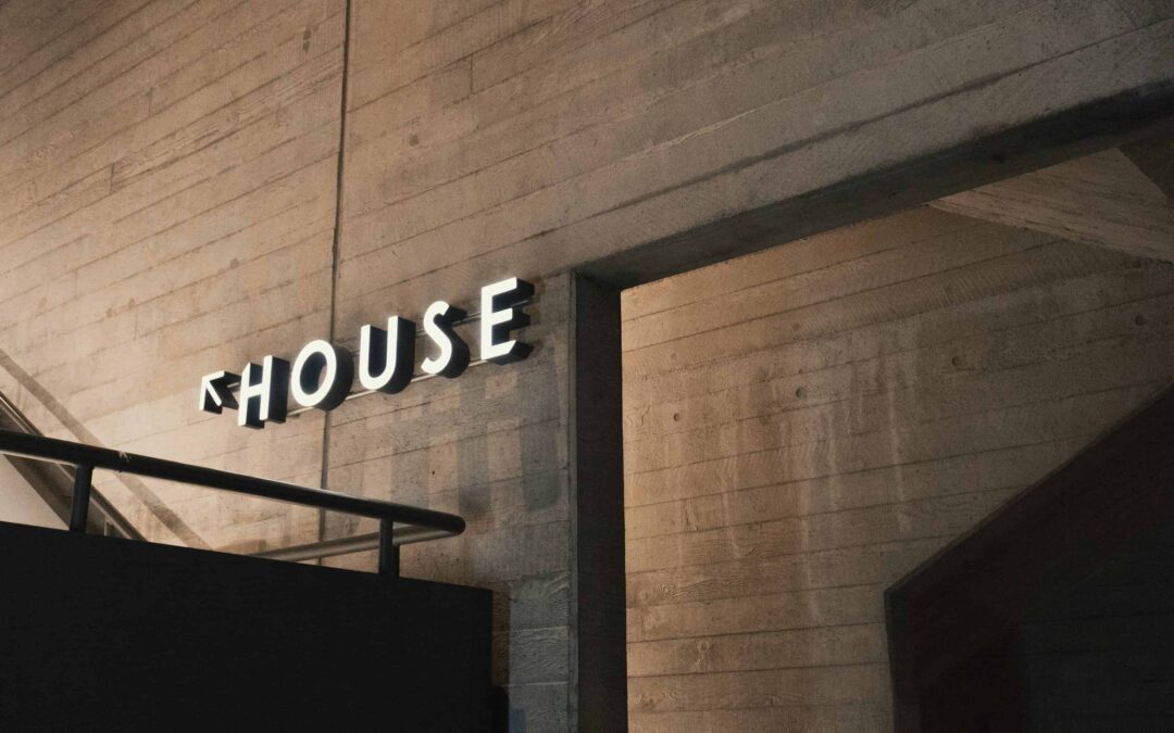 From Entry to Exit: How Signage Shapes the Entire Visitor Journey