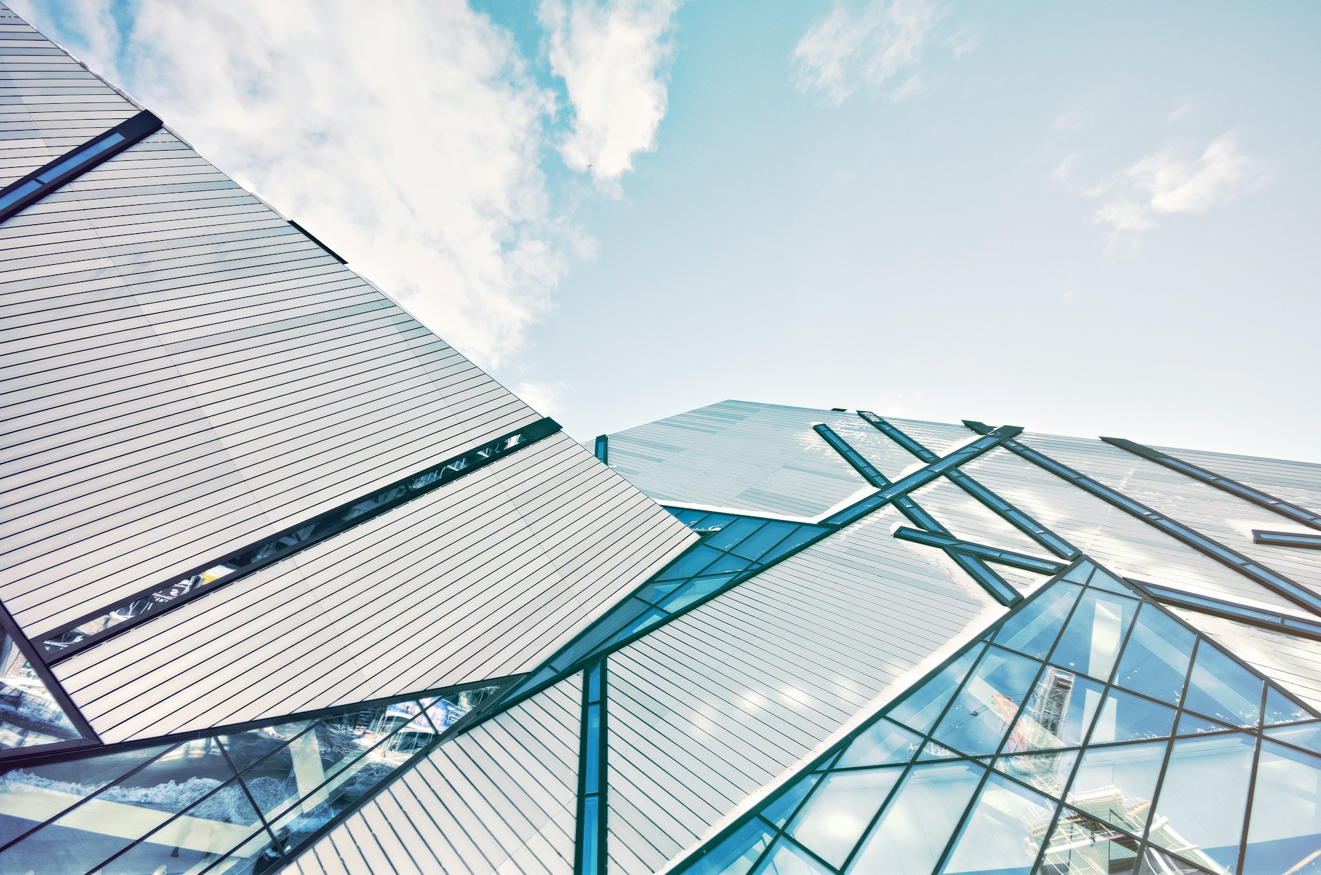 polycarbonate-building-material modern building with polycarbonate roof line