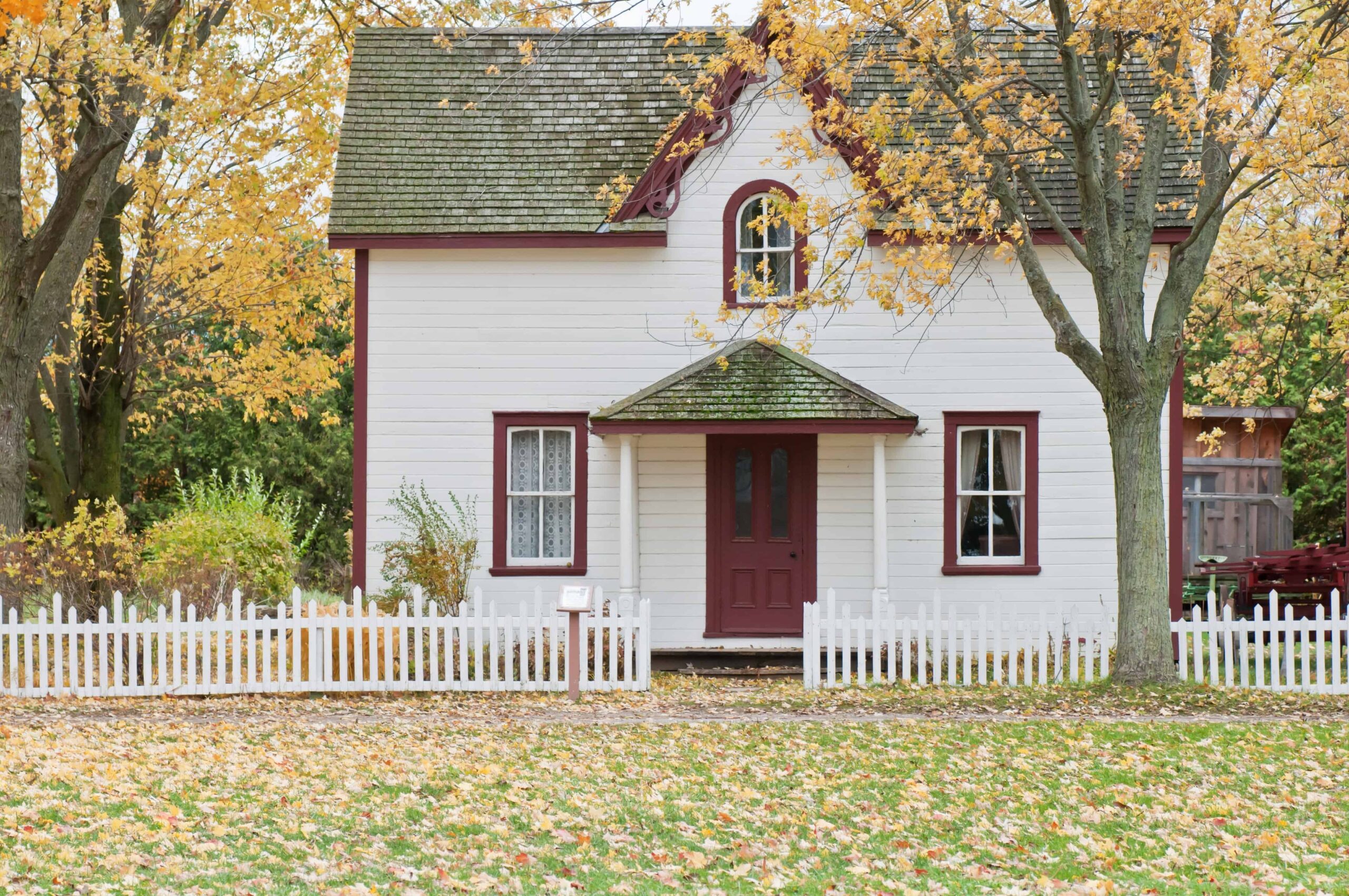white-and-red-wooden-house-with-fence-1029599