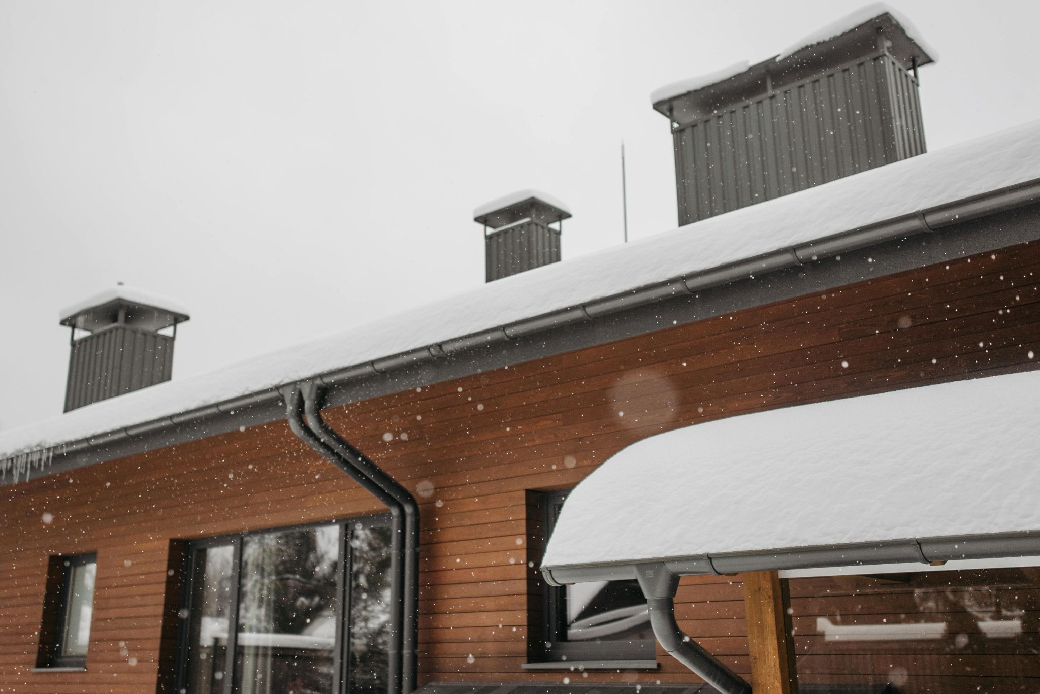 Ice Dams, Moisture, and Why Winter Roof Problems Start Indoors